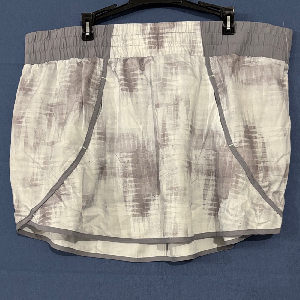 Avalanche White and Light Gray Abstract Print Skort
